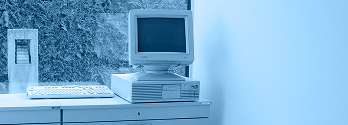 Historischer Computer am Fenster der Kanzlei