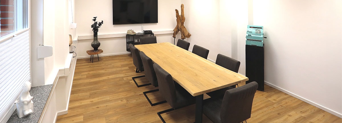 Besprechungsraum der Kanzlei mit langem Holztisch