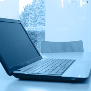 Laptop auf einem Schreibtisch in der Kanzlei